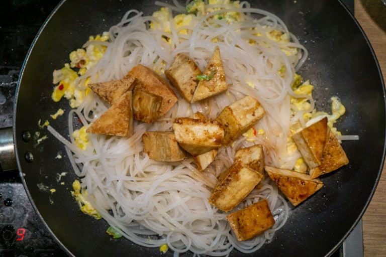 Easy Vegetarian Pad Thai Without Fish Sauce Recipe No Frills Kitchen